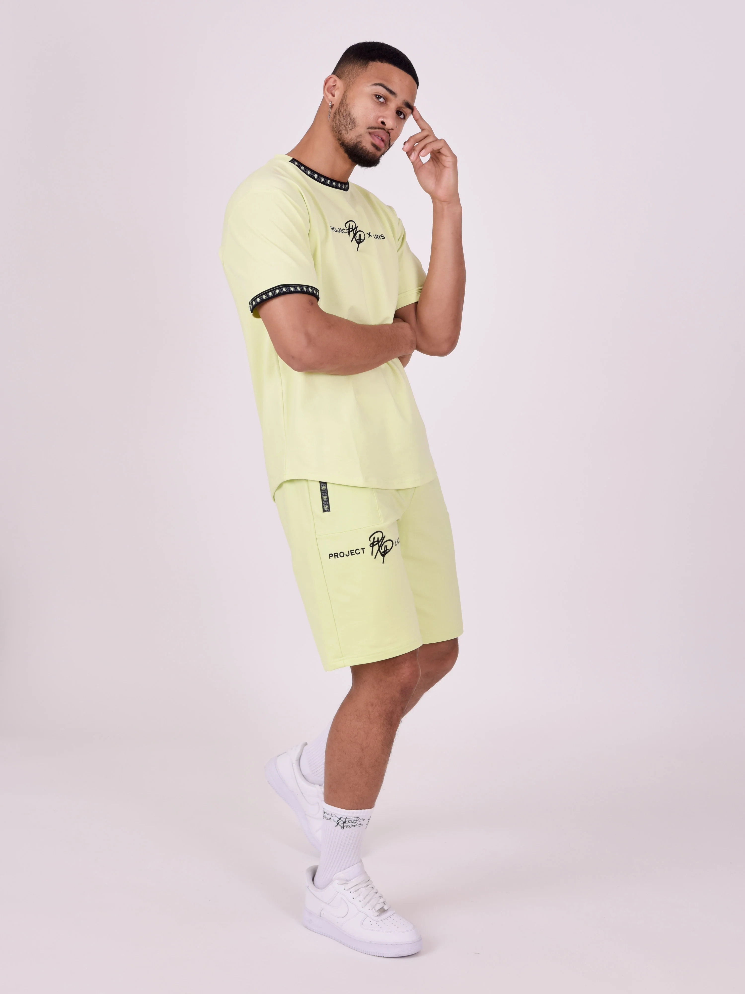 Short uni avec bande logo