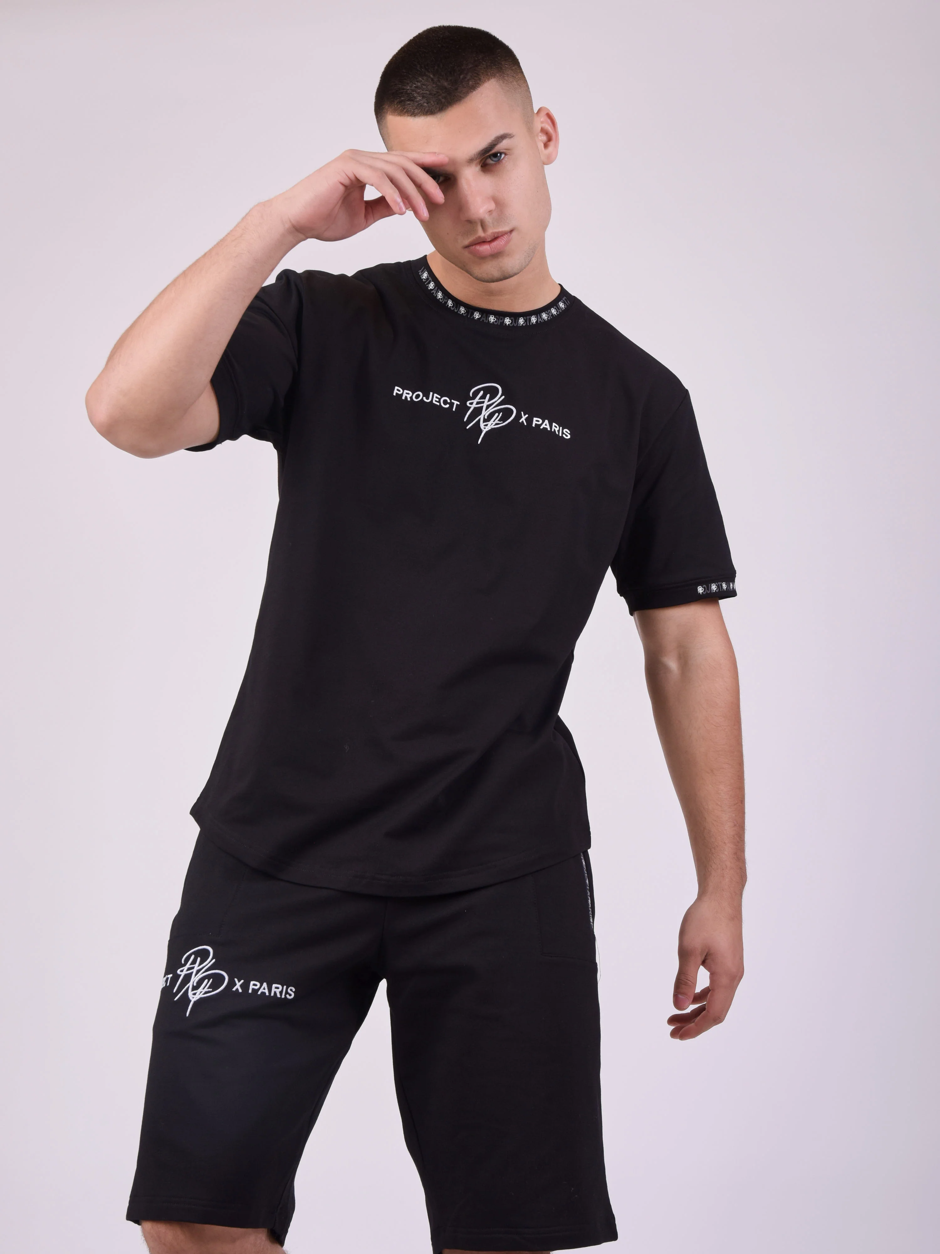 Short uni avec bande logo