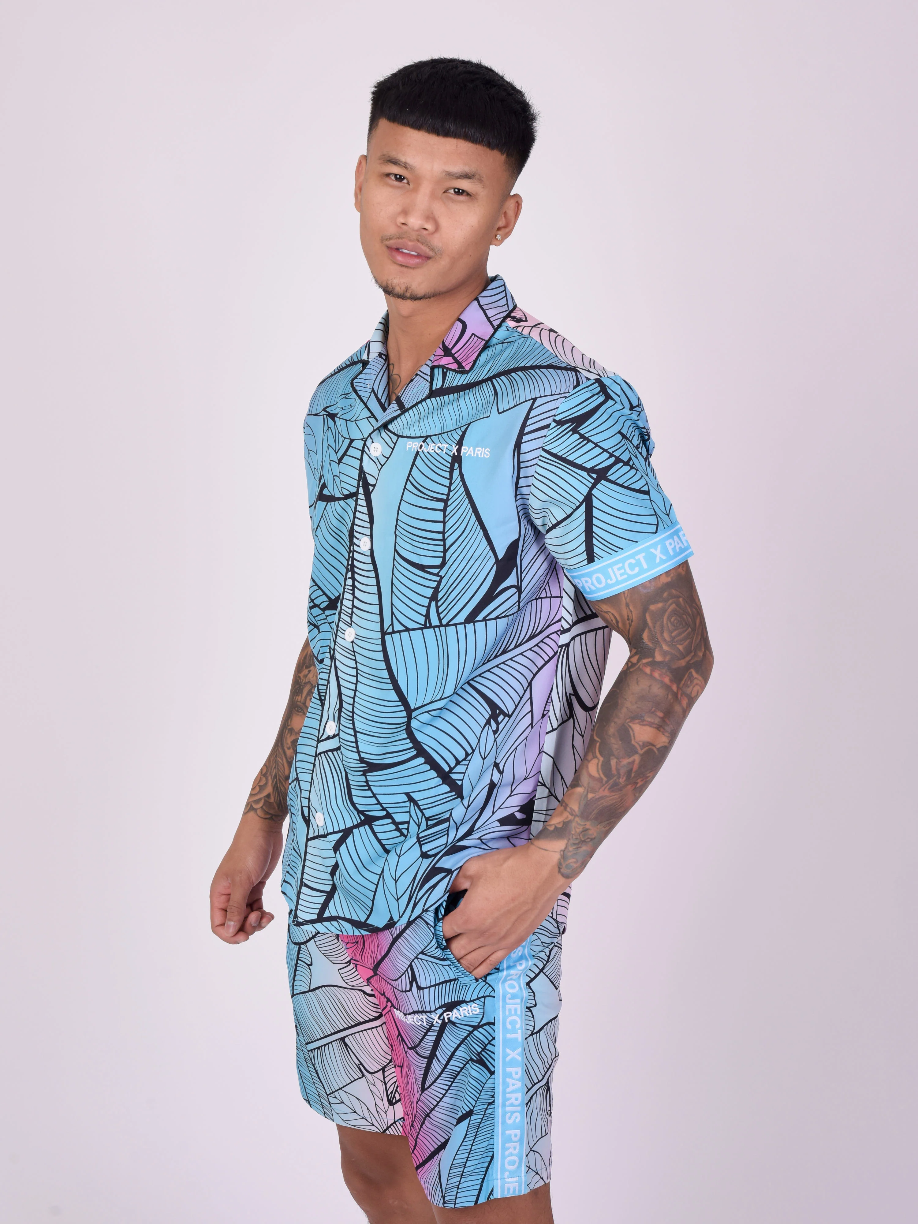 Chemise décontractée imprimé tropical avec col à revers - Image 5