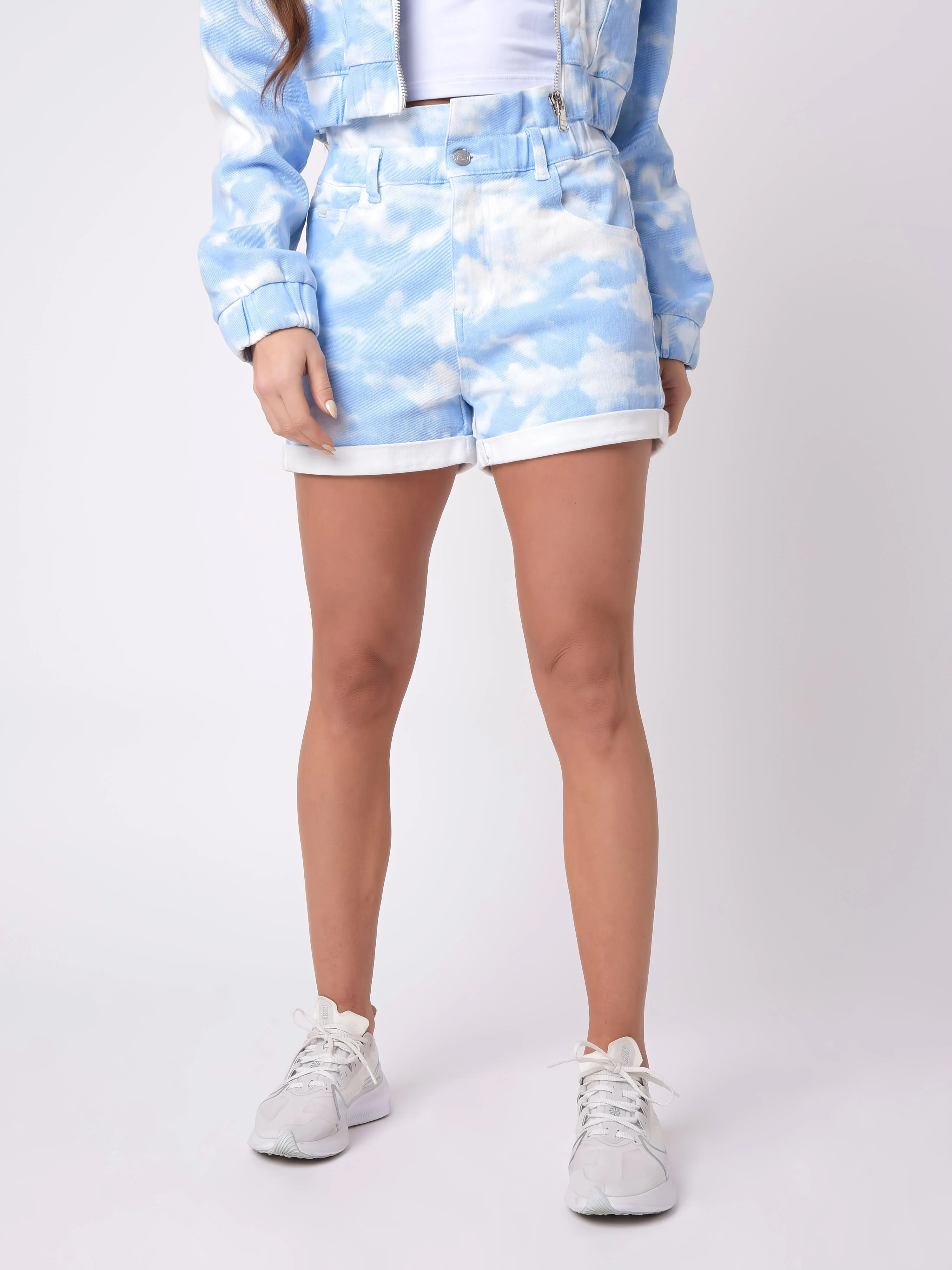 Short court motif nuages