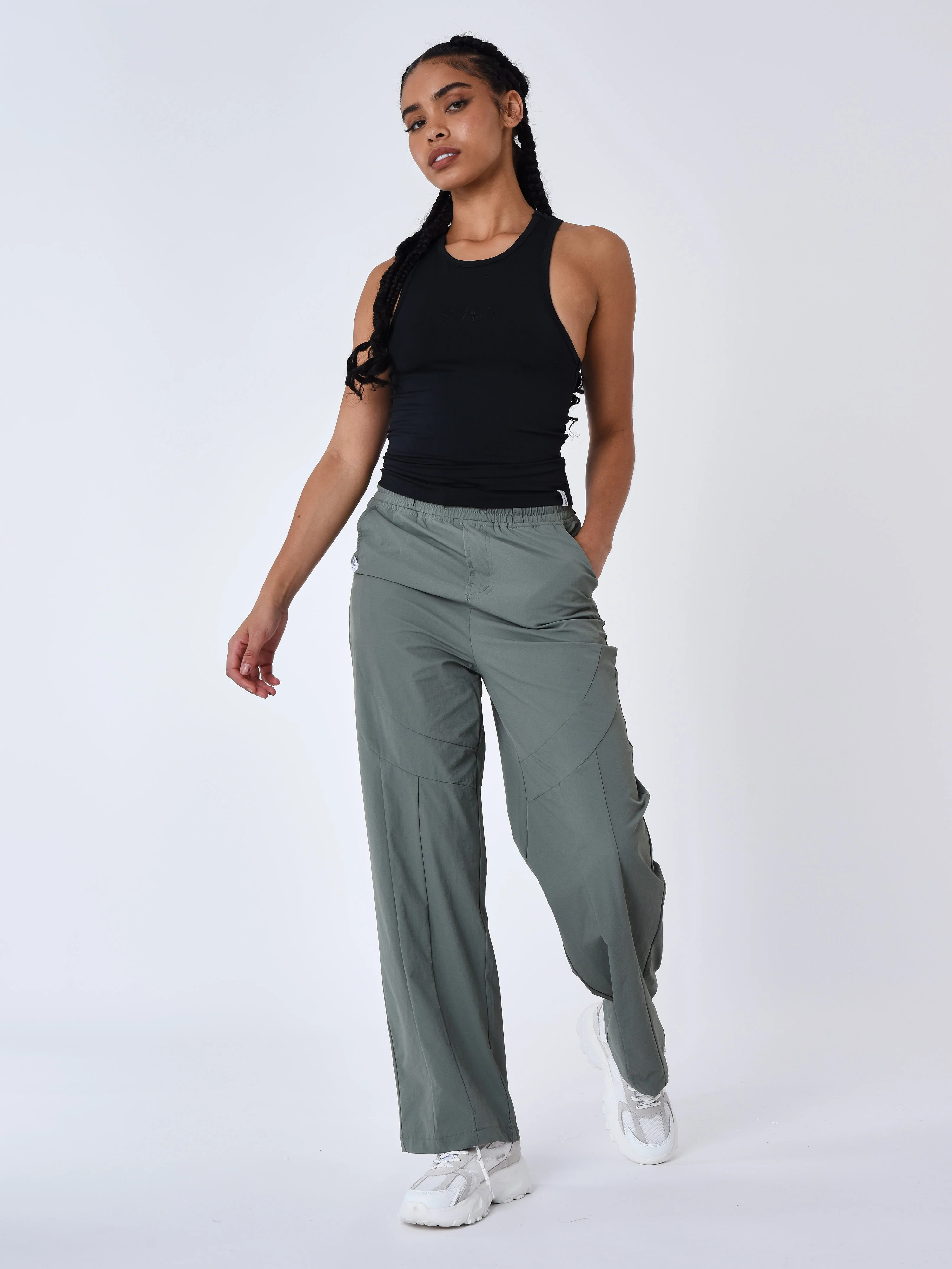 Pantalon droit à découpes