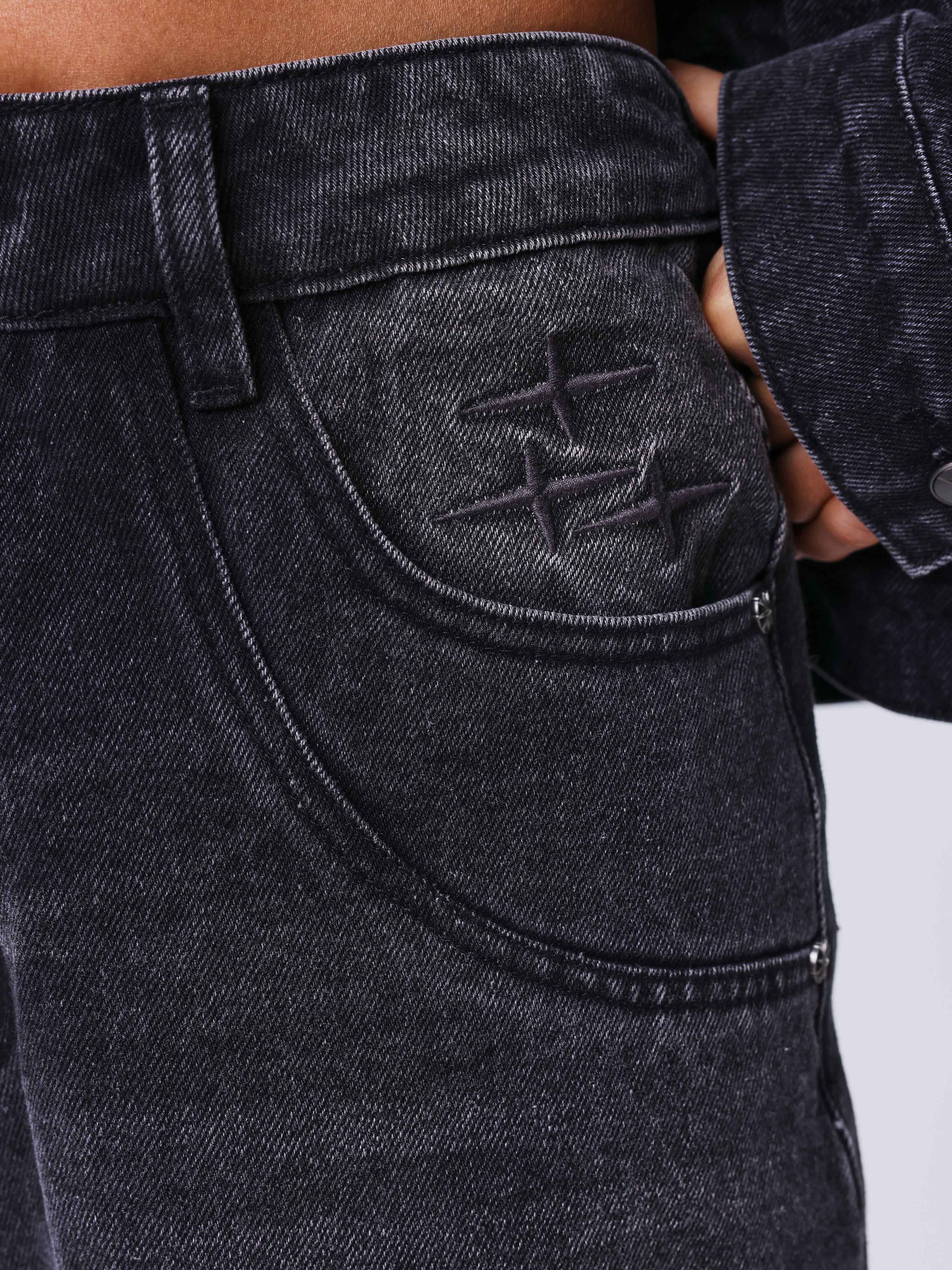 Jean barrel en denim noir délavé - Image 4
