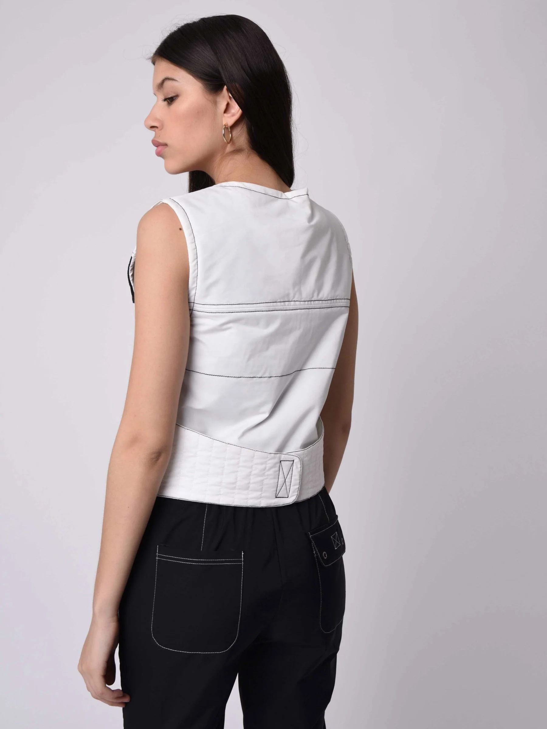 Gilet sans manches utility coutures contrastées empiècement mesh - Image 4