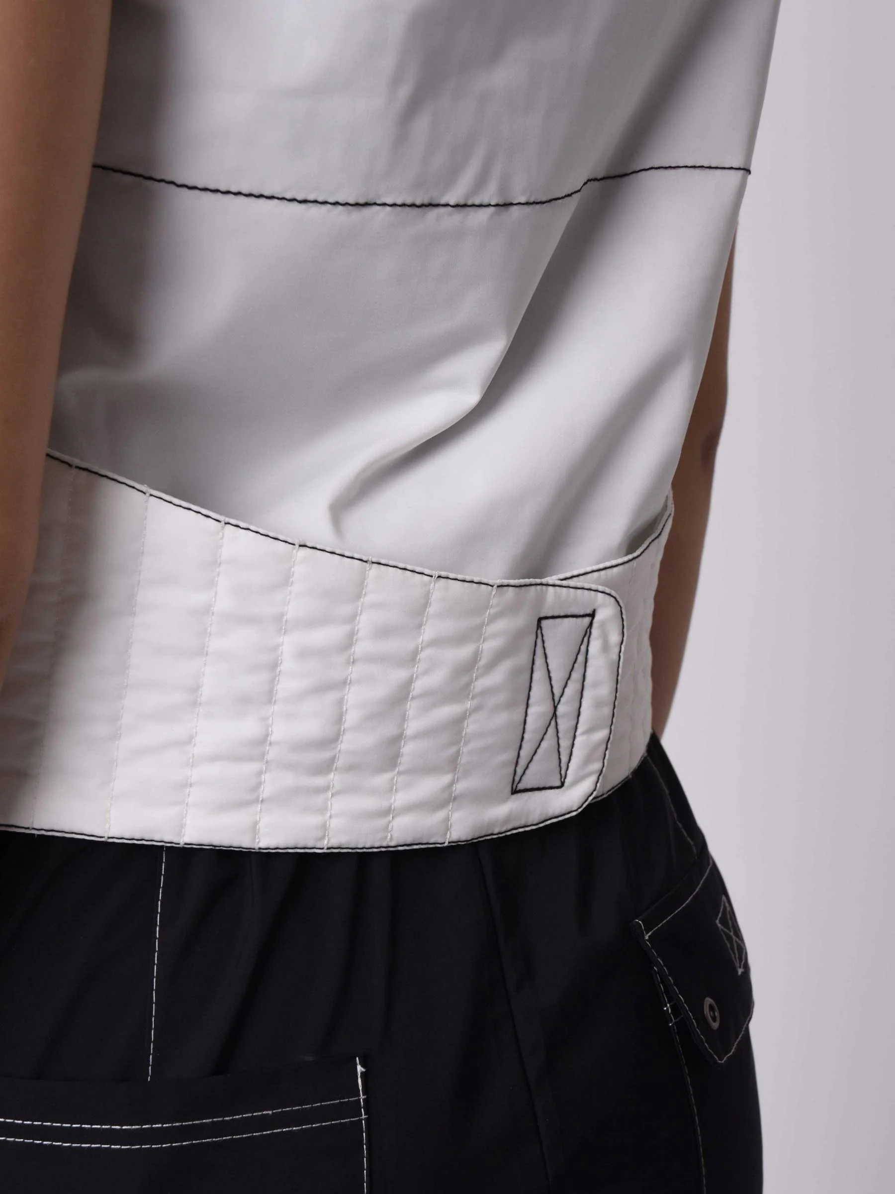 Gilet sans manches utility coutures contrastées empiècement mesh - Image 5