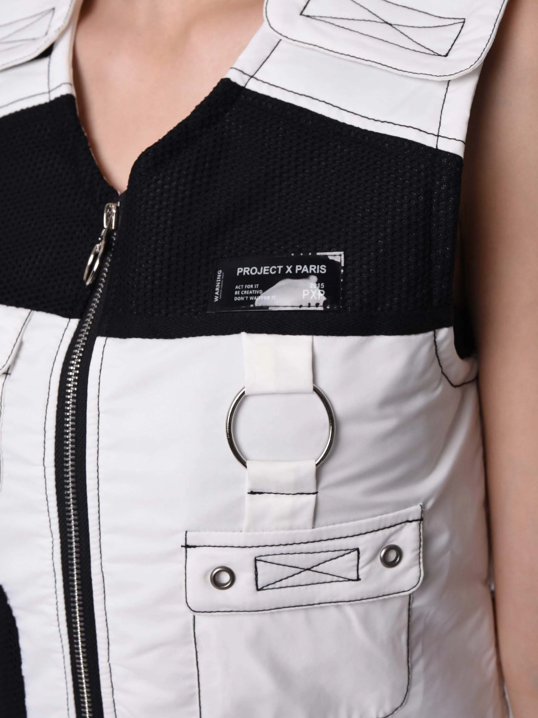 Gilet sans manches utility coutures contrastées empiècement mesh - Image 6