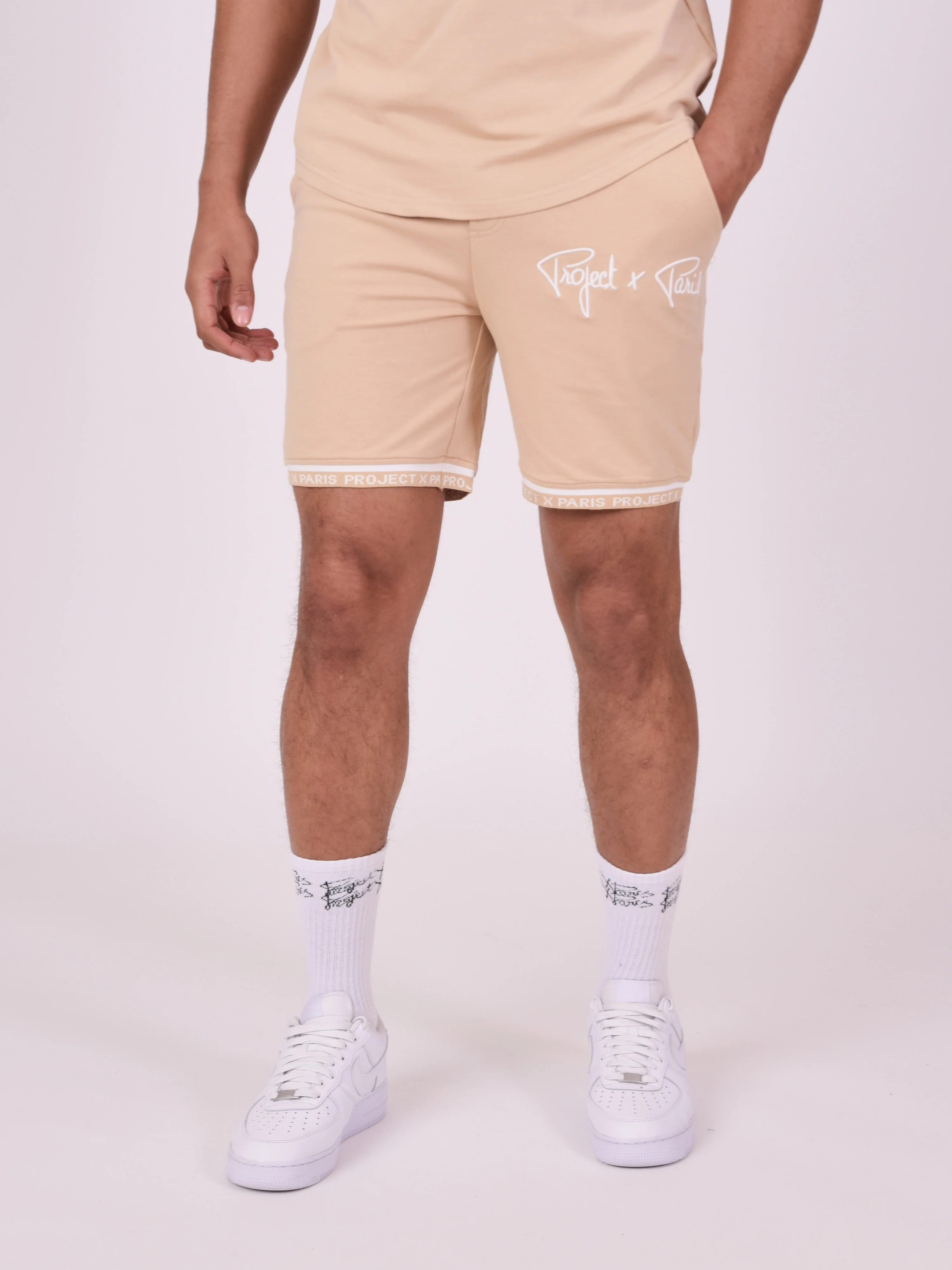 Short logo brodé en relief