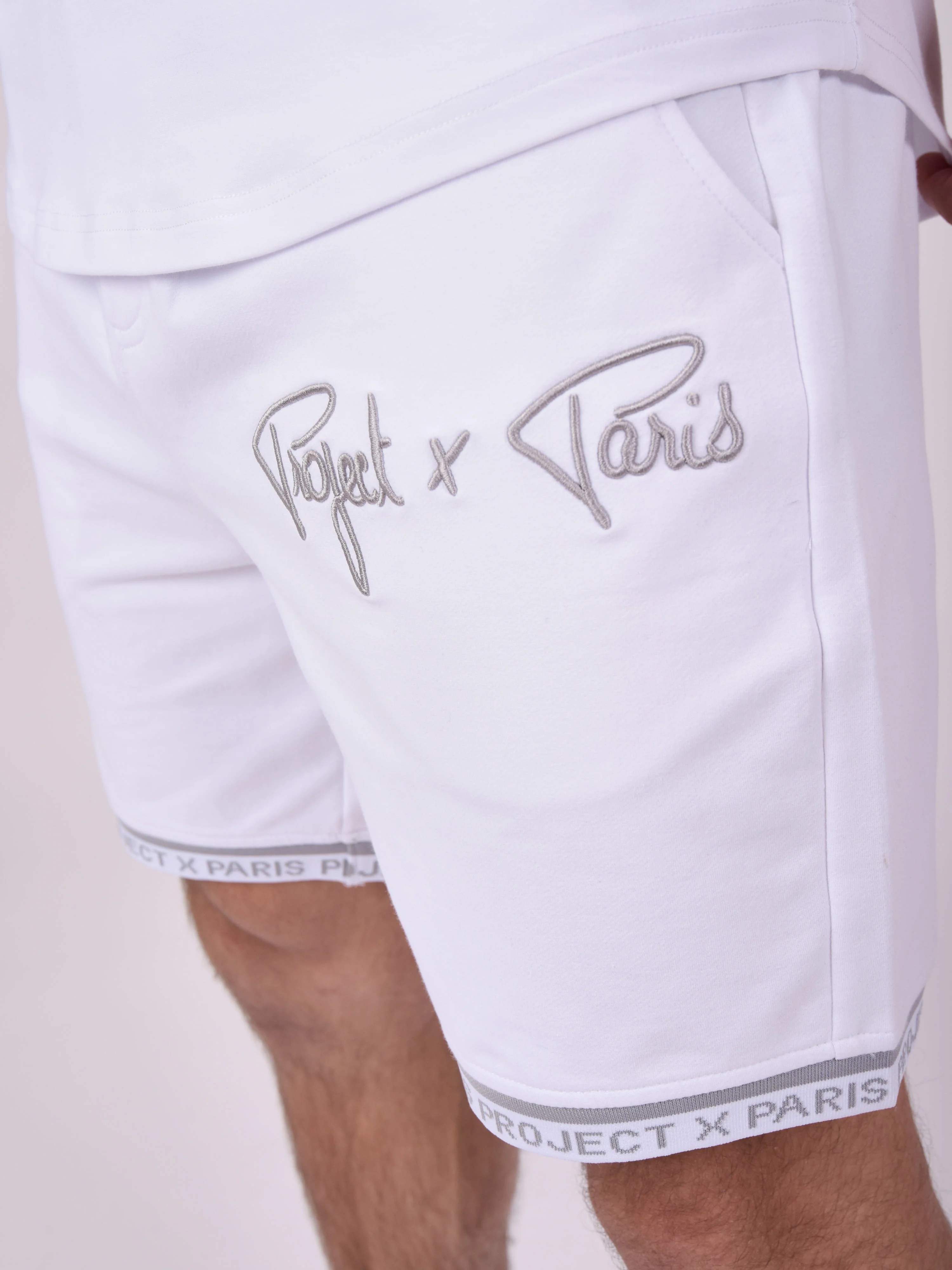Short logo brodé en relief - Image 3