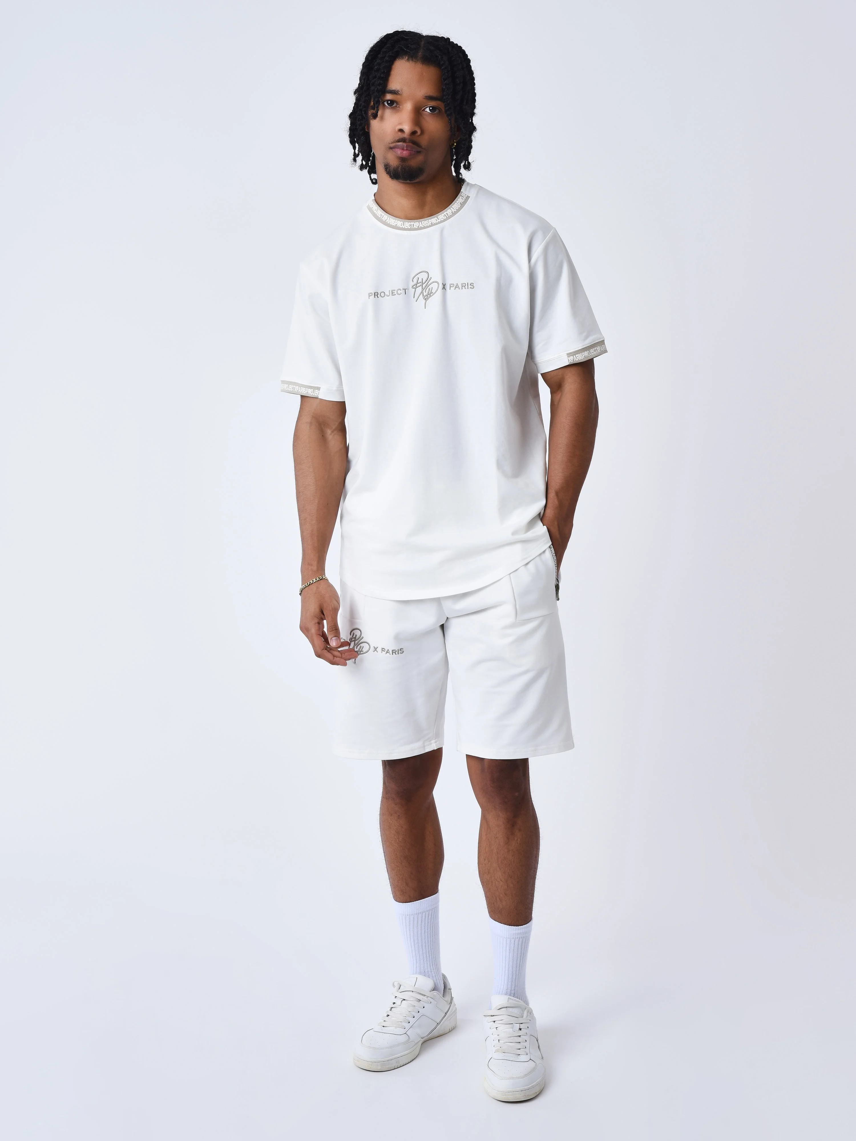 Short uni avec bande logo