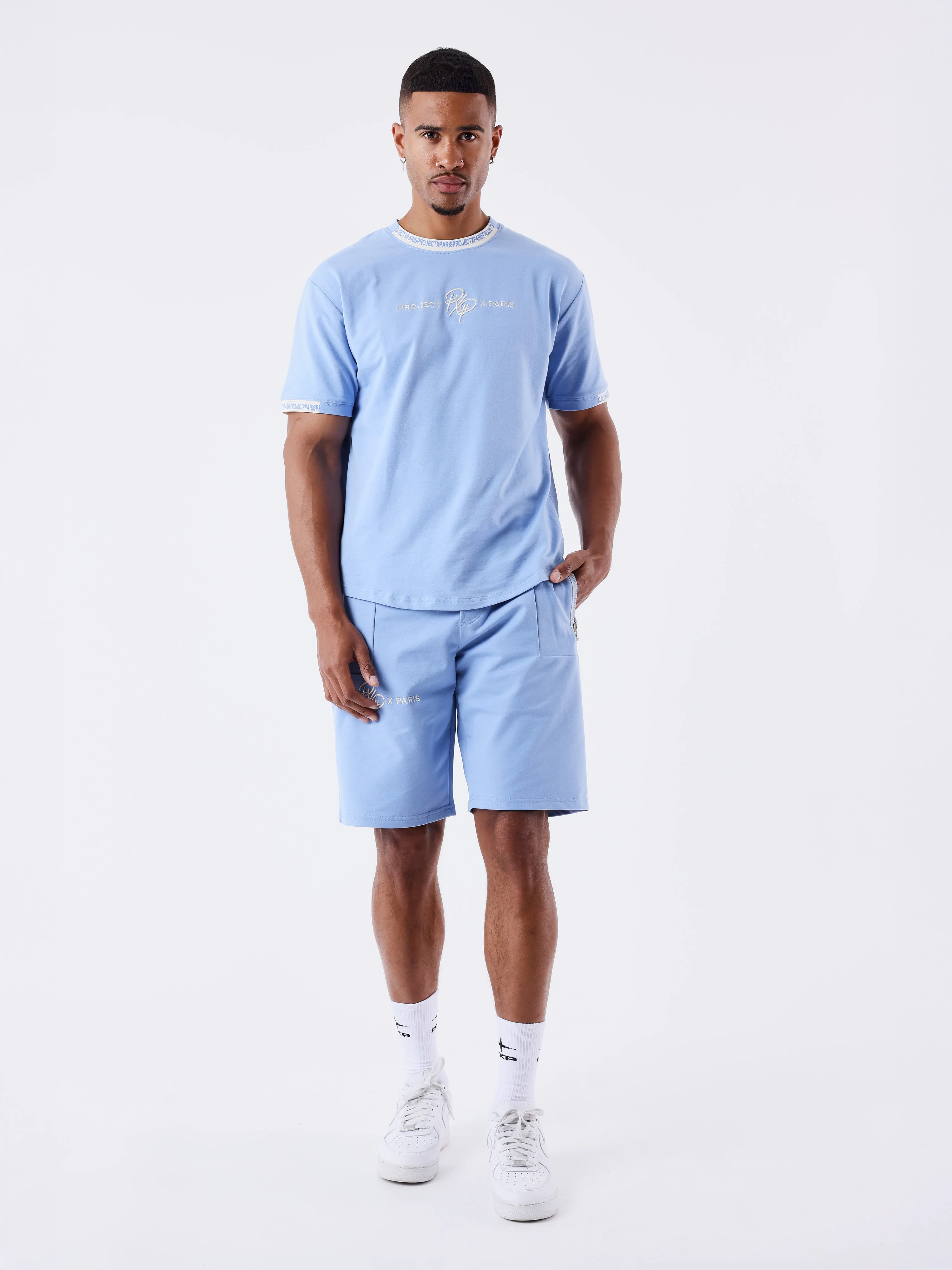 Short uni avec bande logo