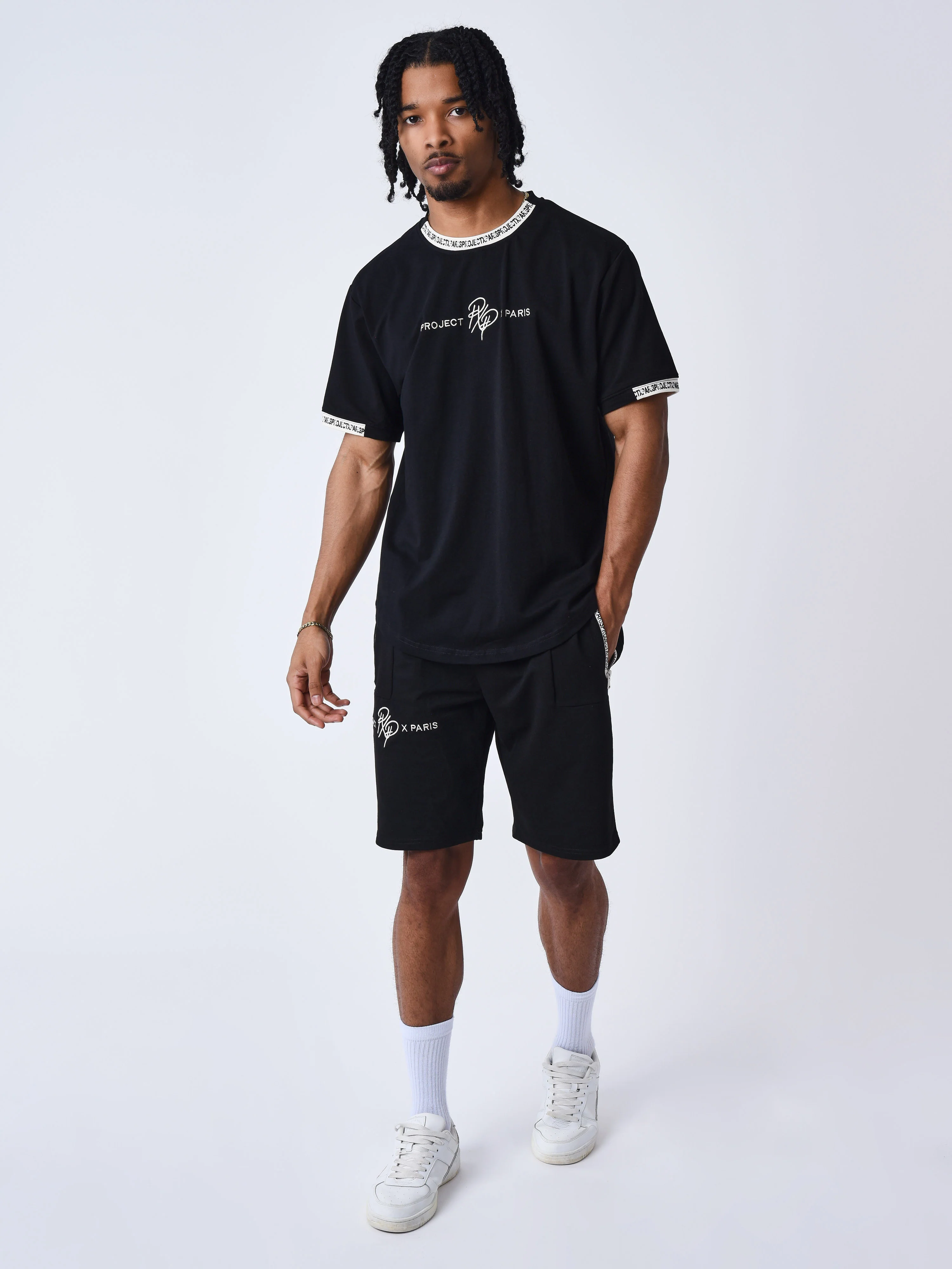 Short uni avec bande logo