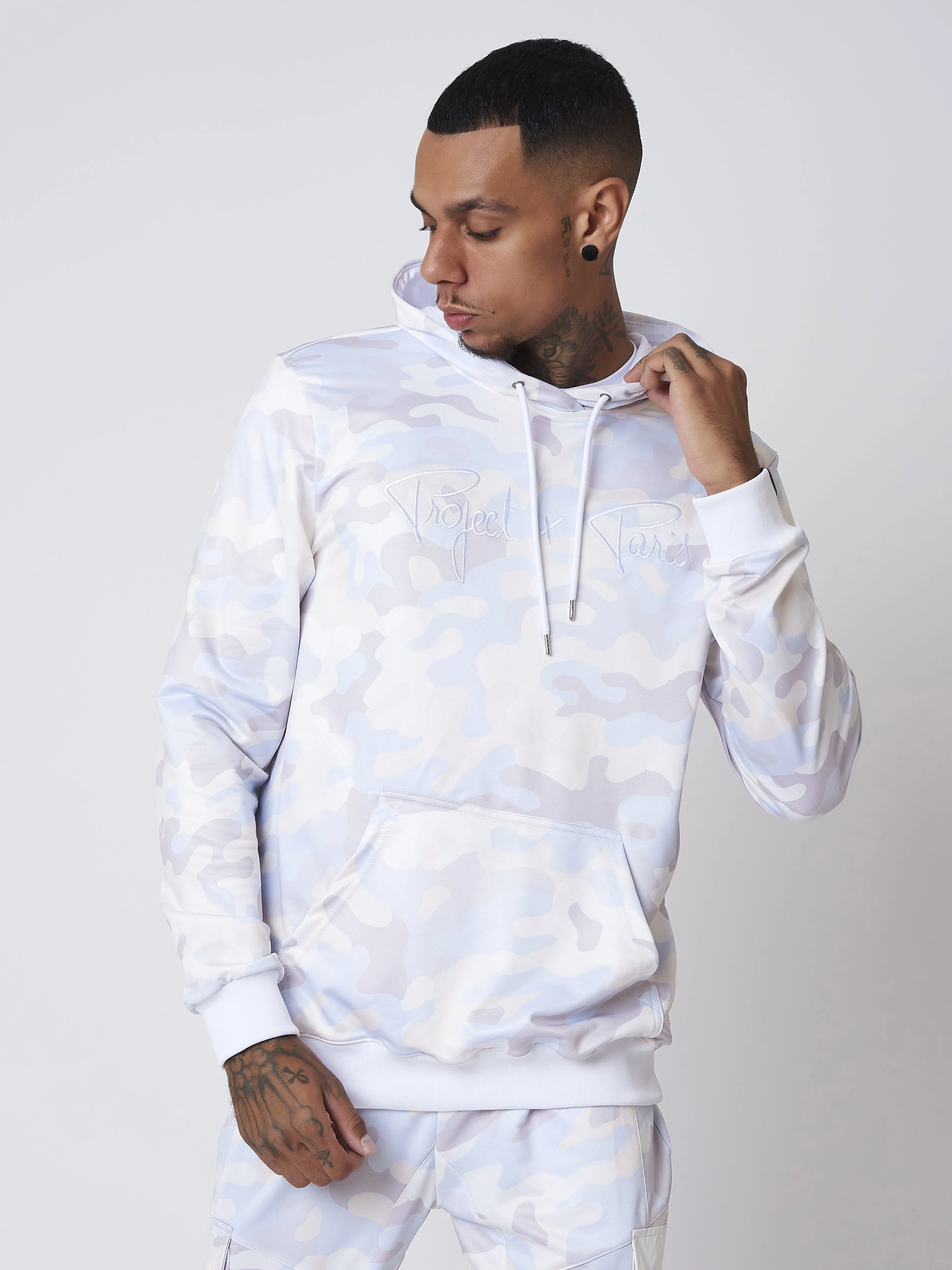 Sweat Ă Capuche motif camouflage avec broderie logo sur la poitrine et poche kangourou