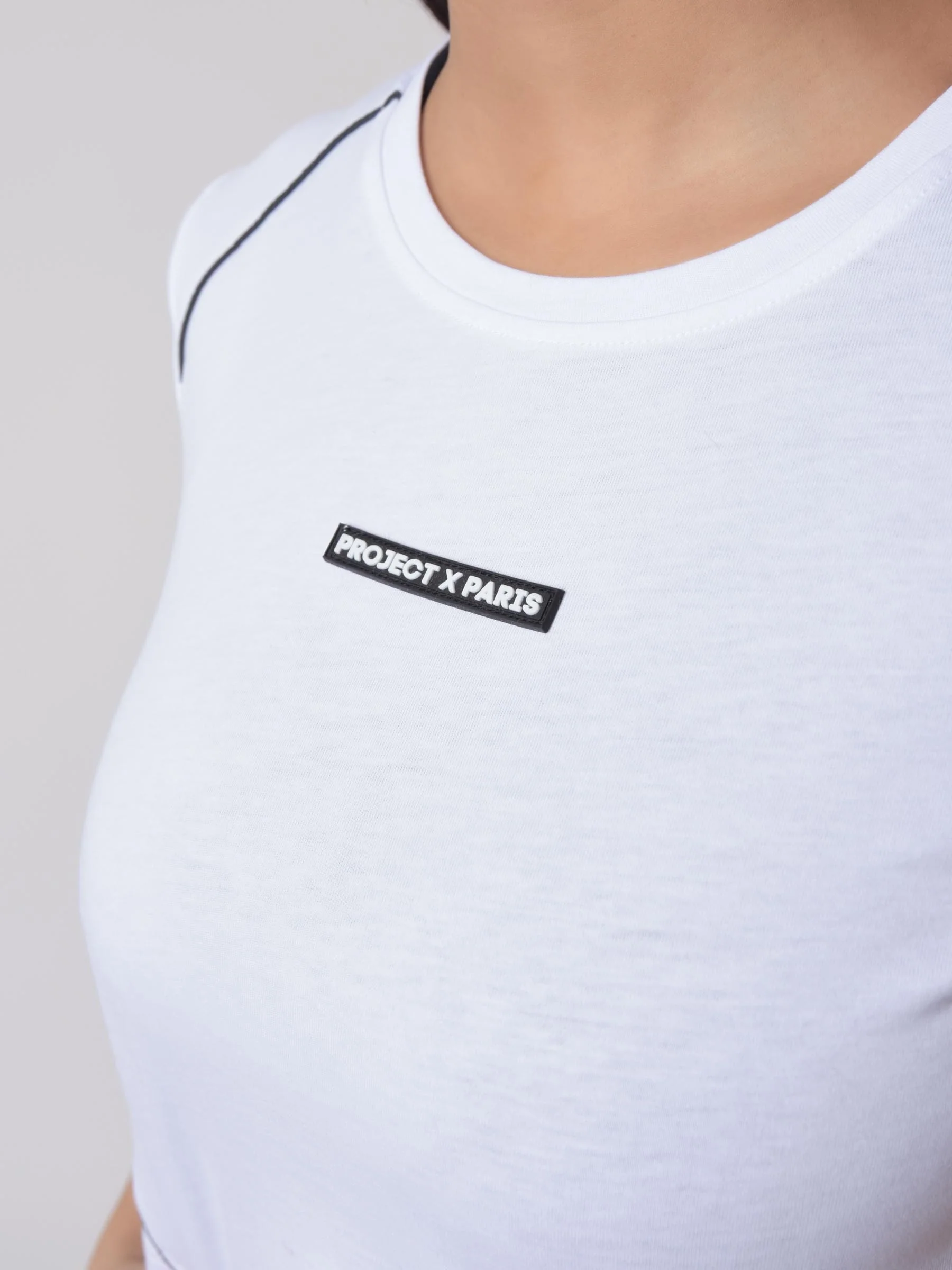 T-shirt crop avec pipings contrastés et logo silicone - Image 4