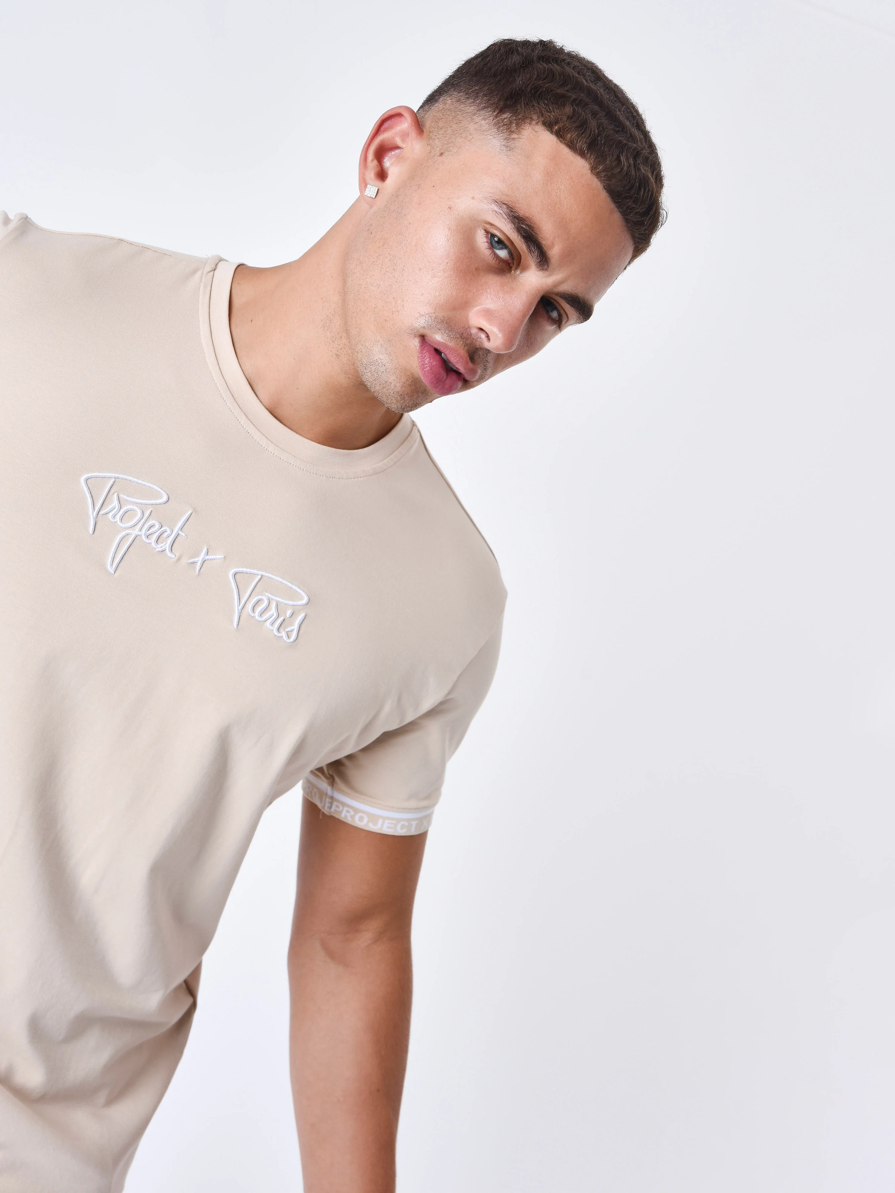 T-shirt logo brodé en relief - Image 2