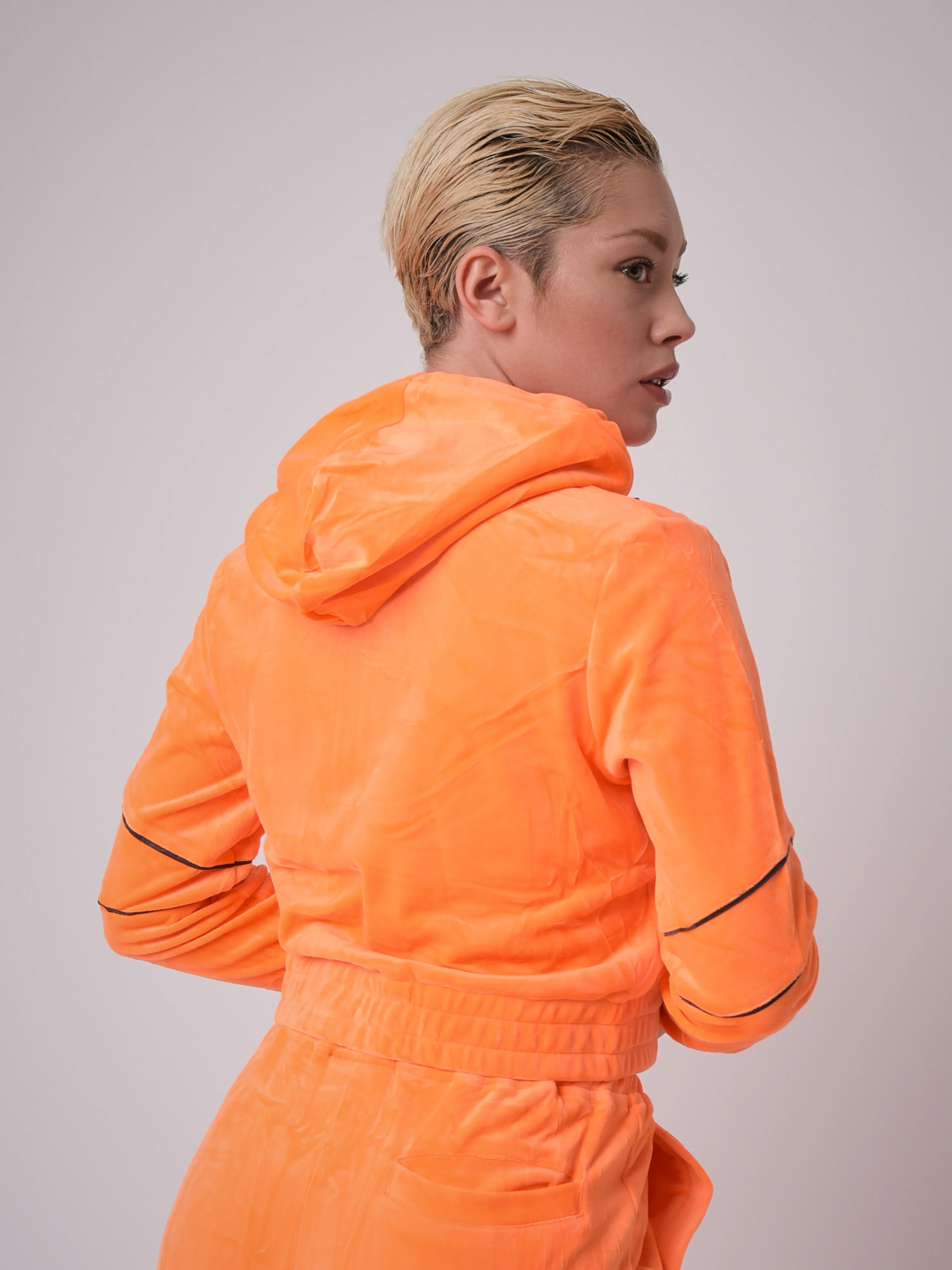 Veste velvet à capuche avec pipings contrastés - Image 6
